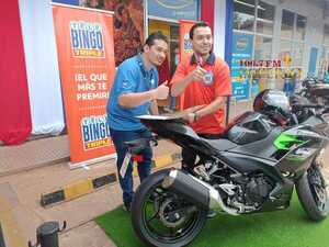 Poblador de barrio Obrero fue premiado con una moto Kawasaki Ninja por Telebingo Triple - Radio Imperio 106.7 FM