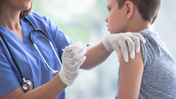 Amplían la vacunación contra el VPH a varones para reducir el cáncer cervicouterino - trece