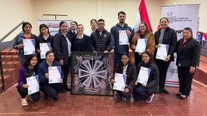 Jóvenes de Cambyretá participaron del curso de artesano bordador de ñanduti.