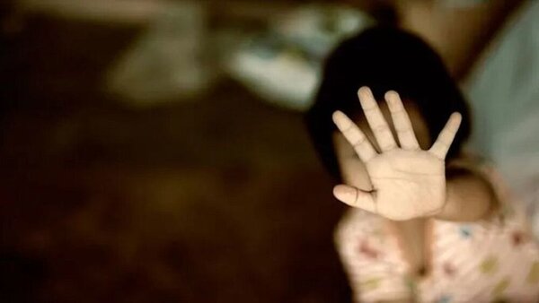 Fiscalía acusa a una mujer por supuestamente explotar sexualmente a su hija