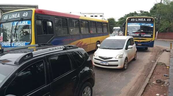 Pasajeros denuncian persecución temeraria entre conductores de colectivos en Luque - Nacionales - ABC Color