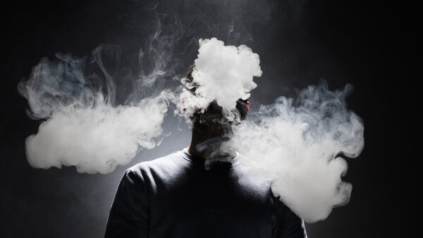 Joven adicto al vapeo termina con "un 1% de posibilidades de vivir" y doble trasplante de pulmón