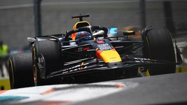 Versus / Verstappen tampoco se baja de la 'pole position' en Imola
