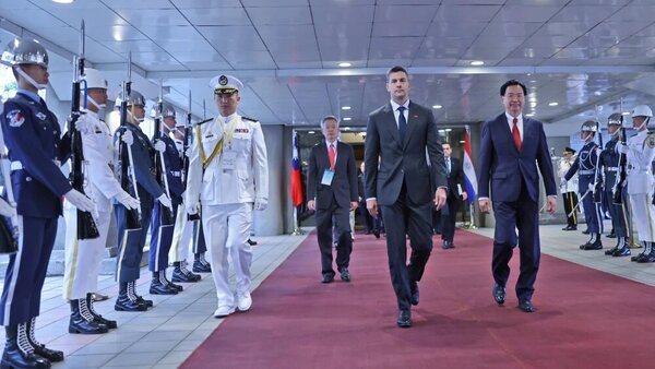 Santiago Peña llega a Taiwán para la investidura del próximo presidente de la isla