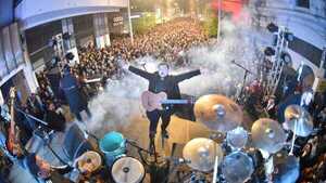 Multitud colmó calle Palma en el concierto de Tierra Adentro