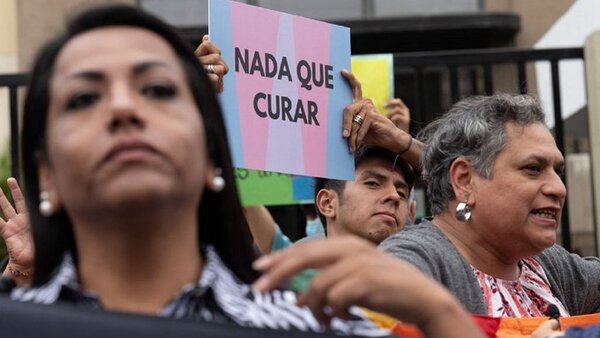 Cientos de personas protestan contra el decreto que considera el "transexualismo" una enfermedad en Perú