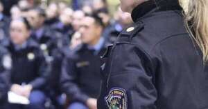 La Nación / Policías tomaron sede por aumento salarial
