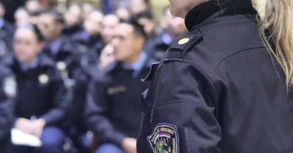La Nación / Policías tomaron sede por aumento salarial