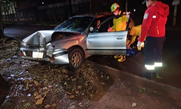 Mujer quiso esquivar bache y terminó chocando un árbol en CDE