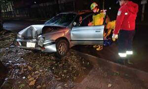 "Chuleó" un bache, pero terminó "frenando" por un árbol