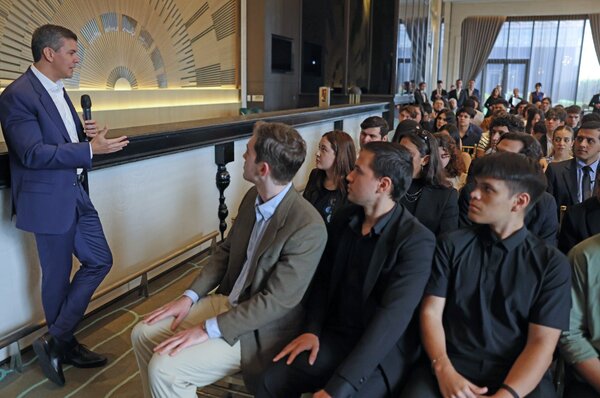 Santiago Peña se reunió con estudiantes paraguayos en Taiwán - La Tribuna