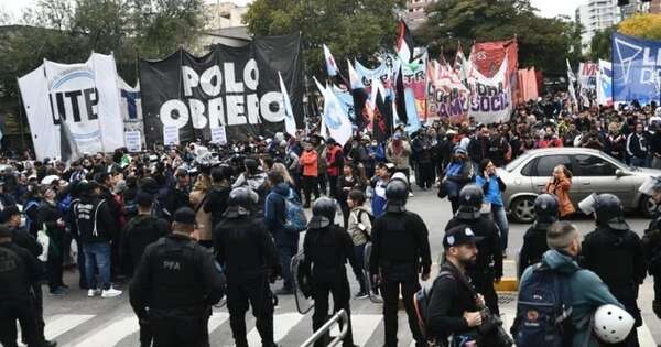 La Nación / Gobierno argentino arremete contra las organizaciones sociales