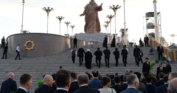 La Nación / Turkmenistán inauguró una estatua de 80 metros
