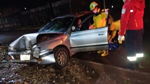 Conductora esquiva un bache y se estrella contra un árbol en Ciudad del Este