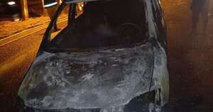 Diario HOY | Vehículo sufrió desperfecto y acabó consumido por las llamas