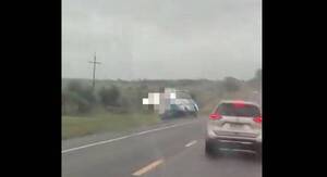 (VIDEO). Chofer logra de milagro no volcar sobre la ruta