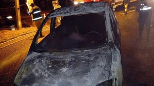 Conductor de plataforma de viajes sale ileso tras incendio de su auto en Ciudad del Este