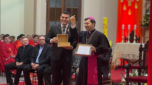 Distinguen en Villarrica al nuncio apostólico Vincenzo Turturro