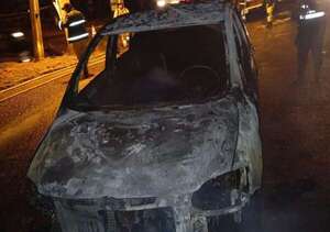 Vehículo sufrió desperfecto y acabó consumido por las llamas - Noticiero Paraguay