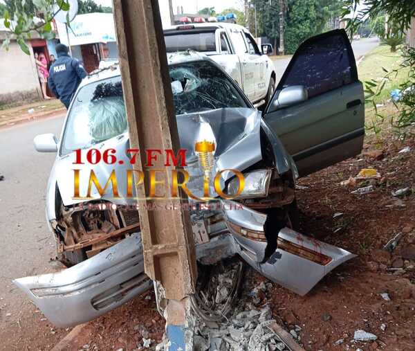 Automovilista chocó contra una columna de la ANDE en el barrio Bernardino Caballero - Radio Imperio 106.7 FM