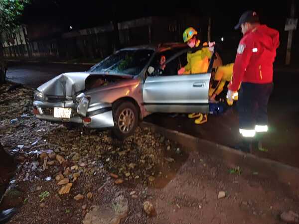 Esquivó un bache y se estrelló contra un árbol - La Clave