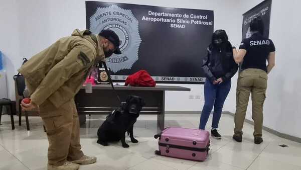 Joven de 18 años y un reclutador son detenidos por intentar enviar cocaína a España