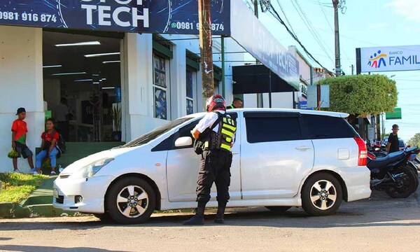 Desde este lunes inicia uso de grúa para retirar vehículos mal estacionados en Coronel Oviedo – Prensa 5