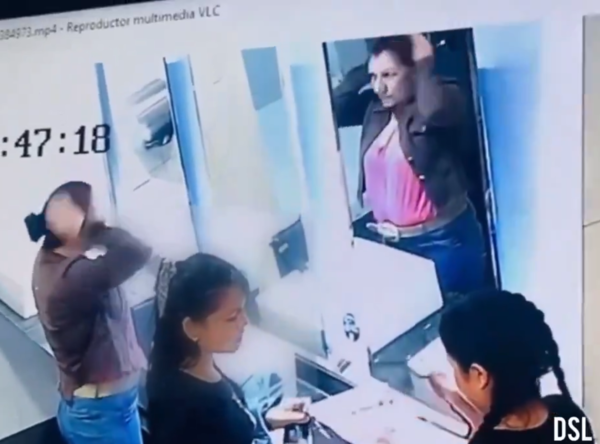 DETIENEN A MUJER QUE ROBÓ UN CELULAR