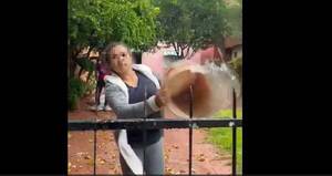 [VIDEO] ¡Chakeko ro'y! Doña derramó baldazo de agua fría a su cobrador