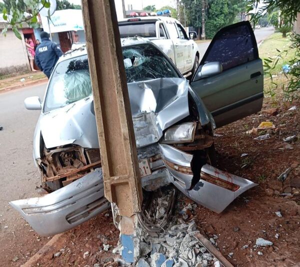 PJC: Automovilista chocó contra una columna de la ANDE en el barrio Bernardino Caballero