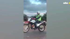 Video: un agente de la Policía Nacional se hizo viral al circular en moto con el casco mal puesto - Nacionales - ABC Color