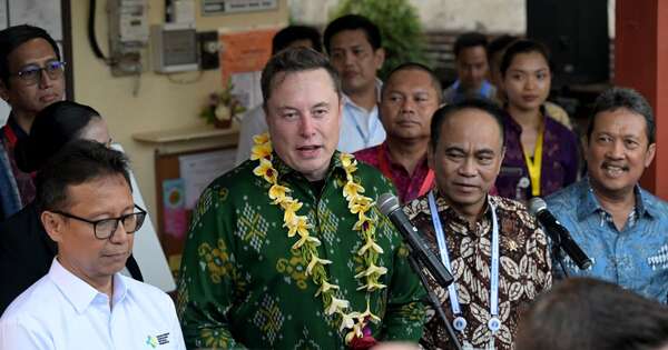 La Nación / Elon Musk visita Bali para el lanzamiento de Starlink