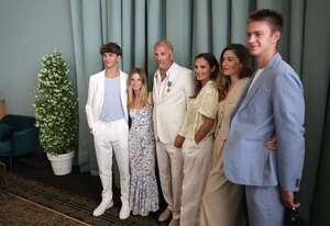 Kevin Costner llegó emocionado a Cannes con cinco de sus siete hijos - Gente - ABC Color