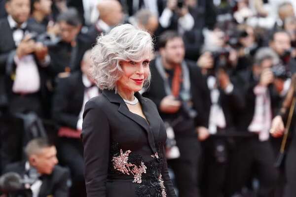 Jane Fonda, a sus 86 años, se adueñó de la red carpet en Cannes - Gente - ABC Color