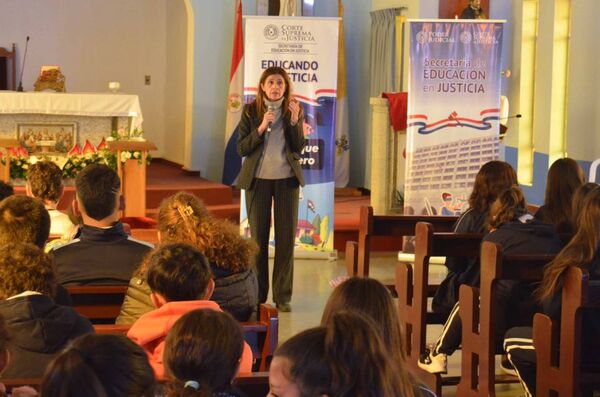 Realizan charla sobre la lucha contra el abuso y explotación de niños, niñas y adolescentes