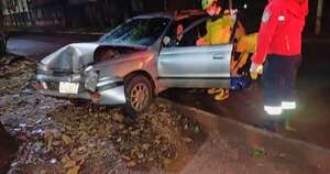 Diario HOY | Conductora choca contra un árbol tras desviar un bache