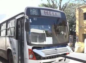 ¡Nde bárbaro! Doña es arrollada por un colectivo