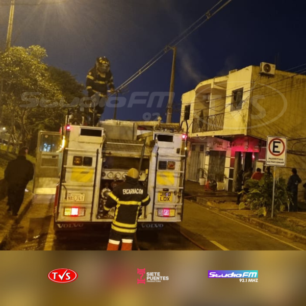 BOMBEROS DE ENCARNACIÓN LOGRARON SOFOCAR INCENDIO QUE AFECTABA A UN LOCAL DE COMIDA RÁPIDA. - TVS