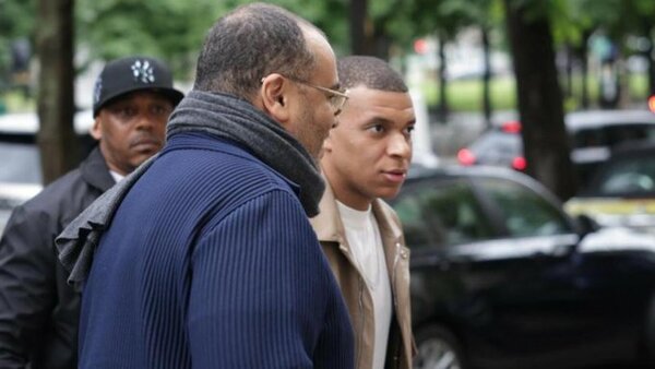 Mbappé organiza una gran cena de despedida en París