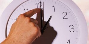 Otra vez intentarán eliminar el horario de invierno