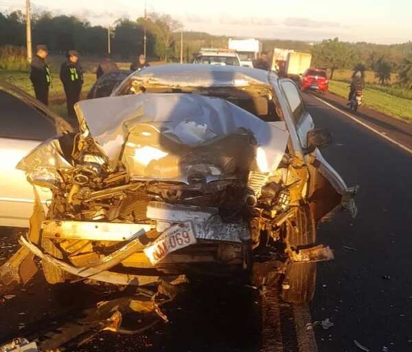 Accidente fatal: automóvil choca contra camión sobre ruta PY01 en Carmen del Paraná - Policiales - ABC Color