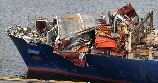 La Nación / Remolcan el barco que chocó contra el puente de Baltimore