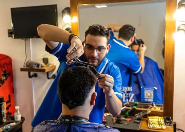Buscan el Record Guinness de cortes de pelo gratis - Empresariales - ABC Color