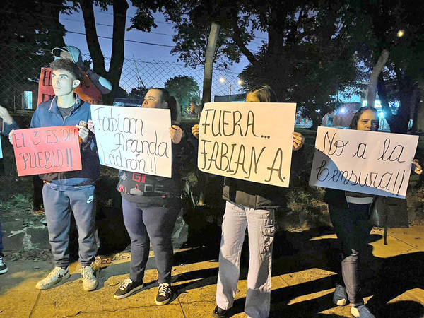 Con manifestación piden renuncia del presidente del 3 de Febrero - La Clave