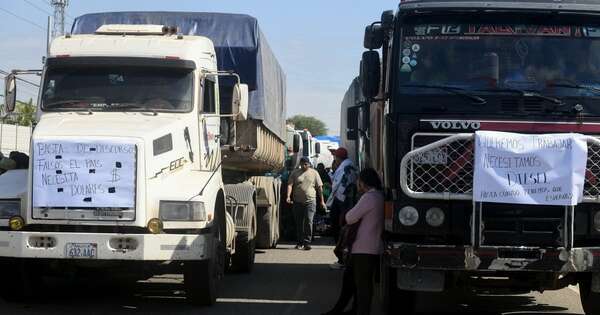 La Nación / Bolivia: comerciantes realizan bloqueos por escasez de dólares