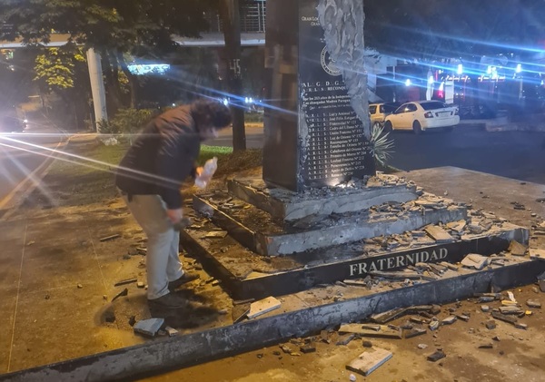 Mediatico Esteño “Kelembú”, destruye monolito masón en CDE