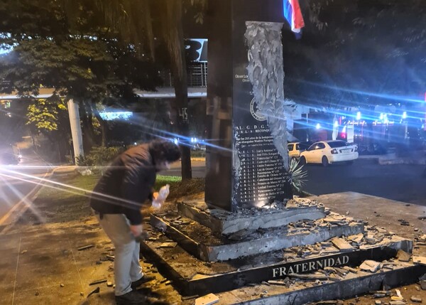 "Kelembu" Miranda destruyó monolito masónico en Ciudad del Este - ADN Digital