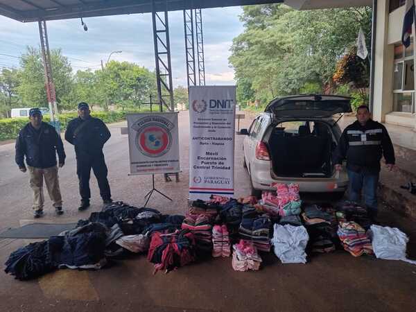 Retienen vehículo e incautan prendas de vestir presumiblemente ingresados de contrabando