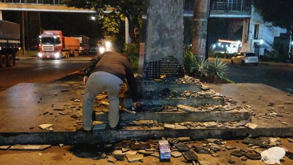 Celso Kelembu Miranda destruye polémico monolito masónico en CDE - Radio Imperio 106.7 FM