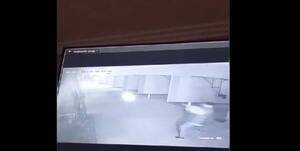 [VIDEO] Malevos entraron a un motel y "seguridá" les hizo correr a balazos